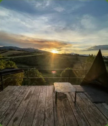 Atardecer y paisaje natural desde la terraza de la Cabaña Torcaza